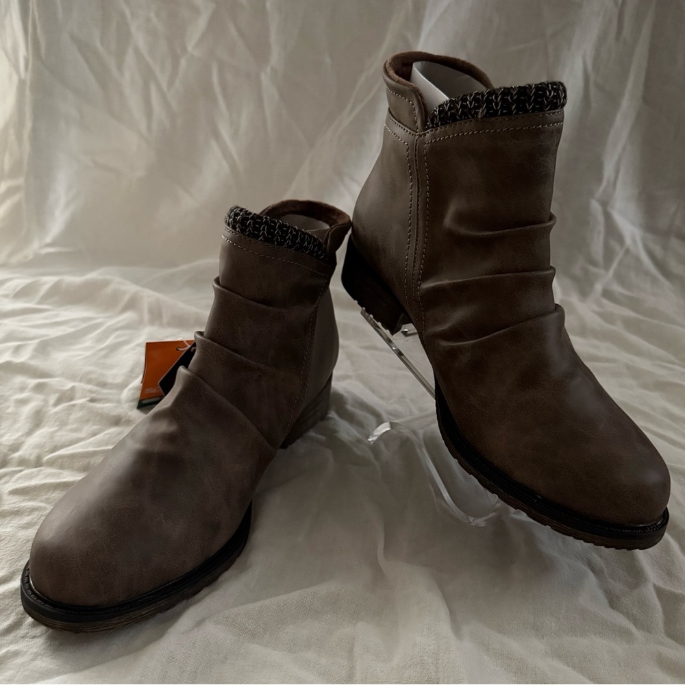 Sporto Brown Snow Heeled Booties Size 9